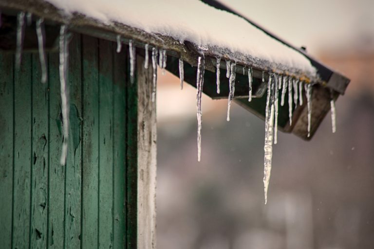 What are the Signs and Solutions to Ice Damming on Roofs During the Winter