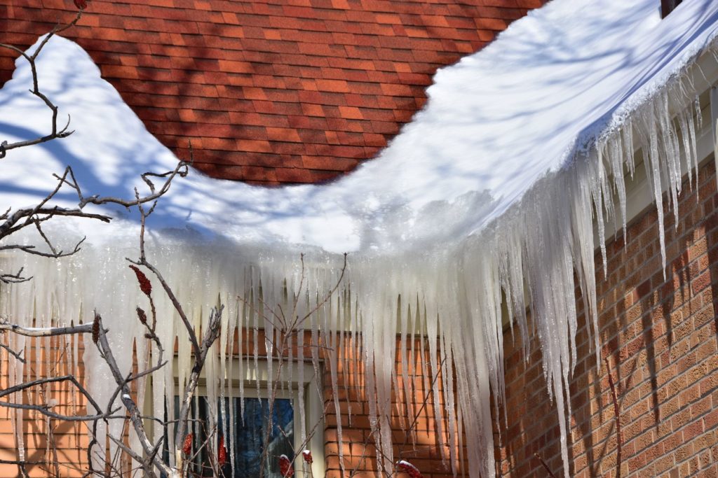 5 Frequent winter roof emergencies to avoid